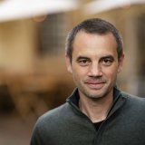 Emmanuel Revaz, pour le parti Les Vert-e-s, candidat au Conseil d'Etat du canton du Valais pour les prochaines elections cantonales pose le vendredi 6 decembre 2024 a Sion. (KEYSTONE/Jean-Christophe Bott)